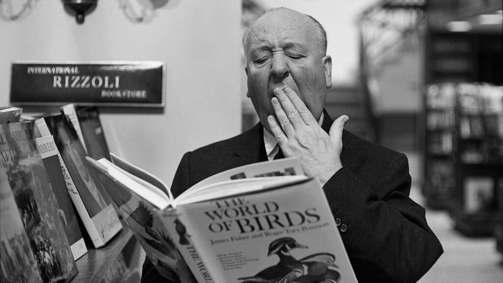 Hitchcock apprécie un livre